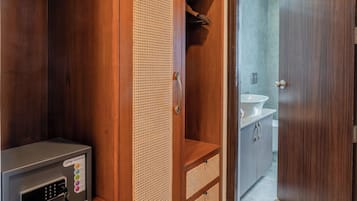 Apartment, 4 Bedrooms, Partial Sea View | Interior
