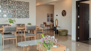 Apartment, 4 Schlafzimmer, eingeschränkter Meerblick | Innenbereich
