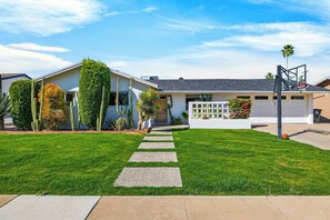 Exterior - Private Pool + Firepit + Ping Pong + Expansive Backyard | Mins to Dining (Scottsdale)