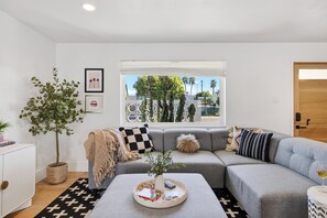 Smart TV, ping pong - Private Pool + Firepit + Ping Pong + Expansive Backyard | Mins to Dining (Scottsdale)