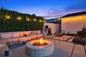 Terrace/patio - Private Pool + Firepit + Ping Pong + Expansive Backyard | Mins to Dining (Scottsdale)