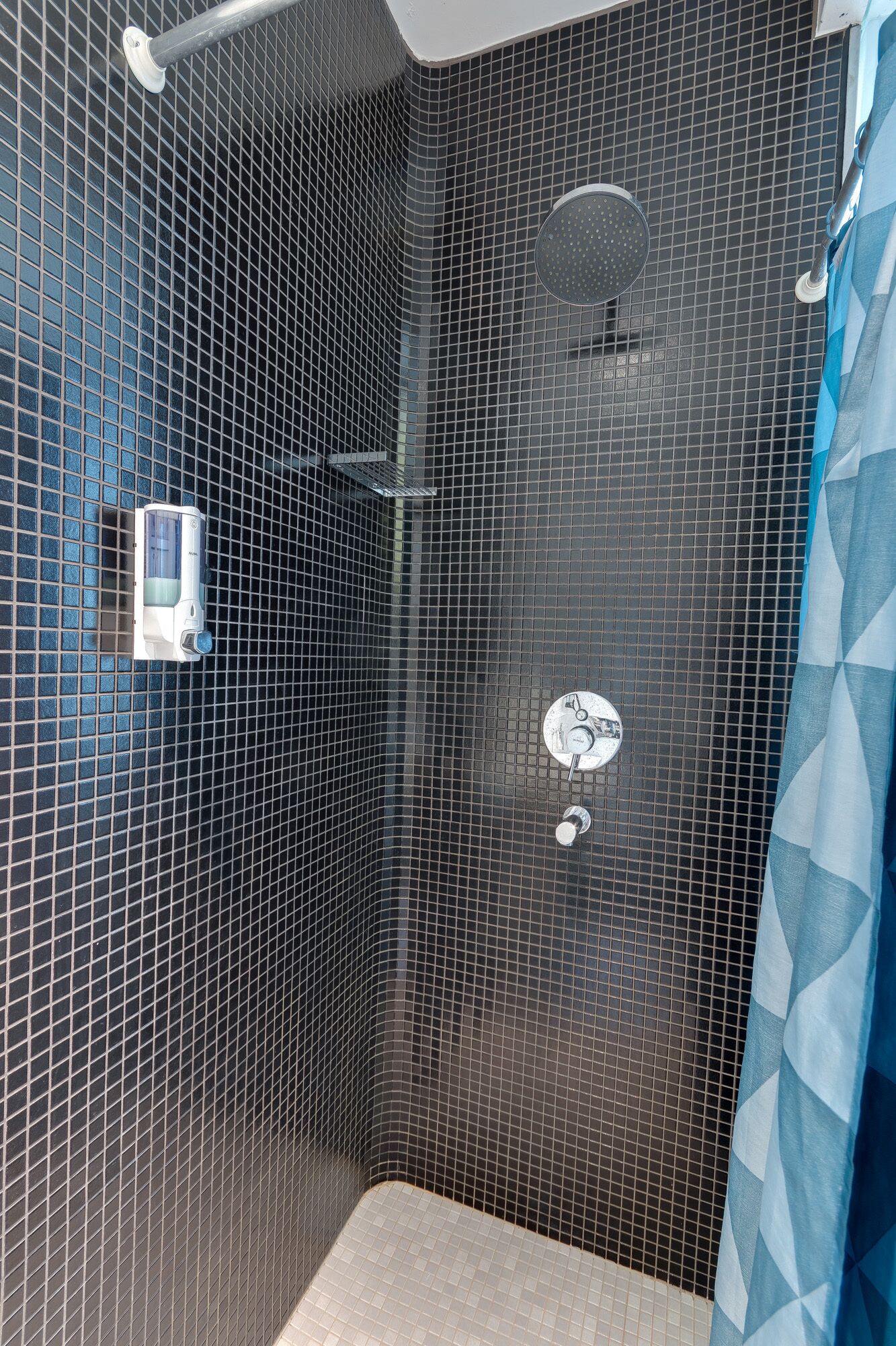 Douche, sèche-cheveux, serviettes fournies, savon