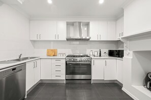 Private kitchen - Terrace on Victoria | East Melb | 2 Free Parking (East Melbourne)