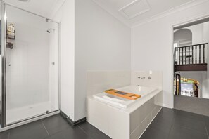 Hair dryer, towels, soap, toilet paper - Terrace on Victoria | East Melb | 2 Free Parking (East Melbourne)