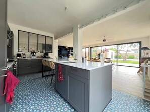 Frigorifero, microonde, forno, piano cottura