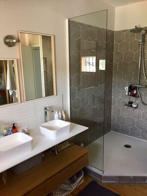 Shower, hair dryer - La Famille | Maison avec Piscine, Busca Toulouse (Toulouse)