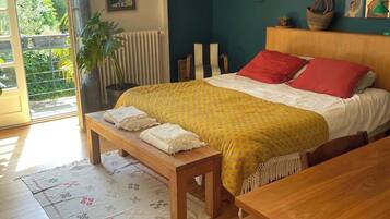 5 bedrooms, iron/ironing board, WiFi, bed sheets