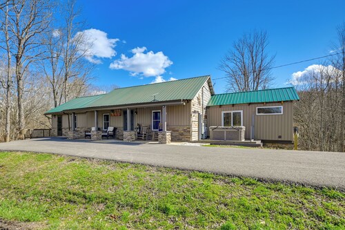 Private Hot Tub! Country Retreat in West Virginia