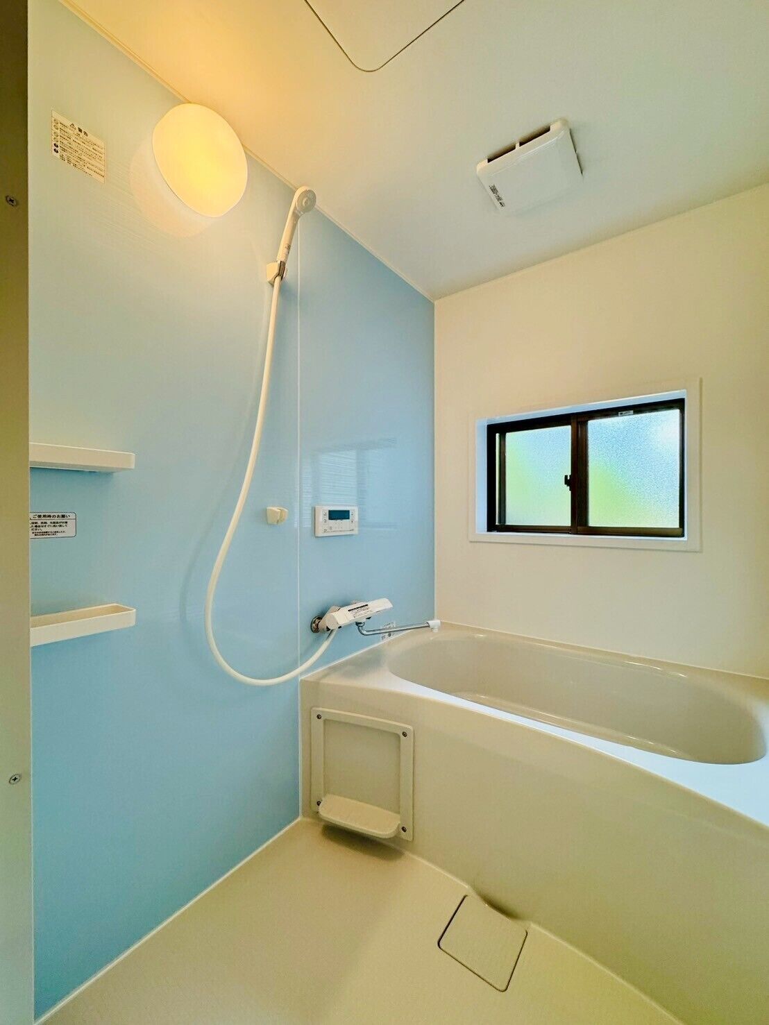 Secador de cabelo, bidê, toalhas de banho, papel higiênico