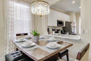 Fridge, microwave, stovetop, dishwasher - Disney Magic & Resort Fun! Family Gem in Davenport (Davenport)