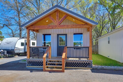 Piney Woods Tiny Cabin: 3 Mi to Sabine River!