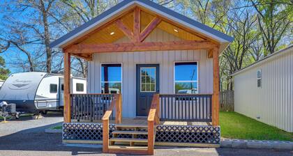 Piney Woods Tiny Cabin: 3 Mi to Sabine River!