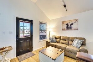 Living area - Piney Woods Tiny Cabin: 3 Mi to Sabine River! (Joaquin)