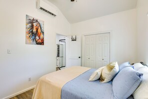 Room - Piney Woods Tiny Cabin: 3 Mi to Sabine River! (Joaquin)