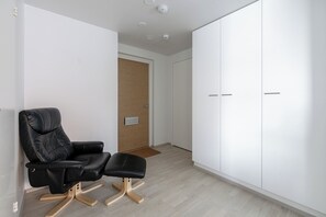 Apartamento standard, sacada, vista para o lago | Área de estar