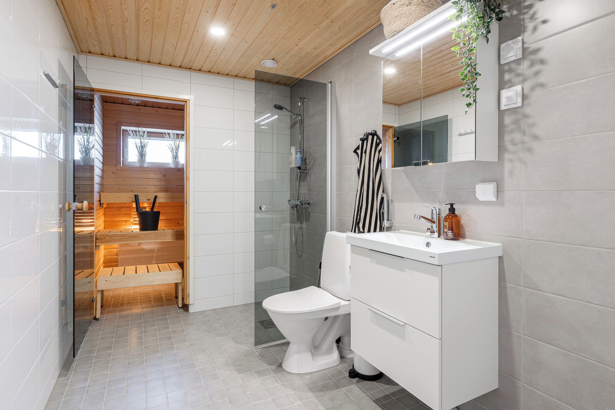 Standard-huoneisto, parveke, järvinäköala | Kylpyhuone