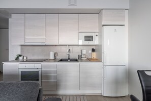 Apartamento standard, sacada, vista para o lago | Cozinha privada