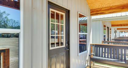 3 Mi to Sabine River: East Texas Cabin Hideaway