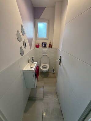 Bathroom - Rooms in pretty little house (Cahors)