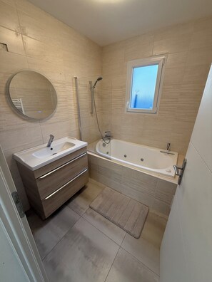 Bathroom - Rooms in pretty little house (Cahors)