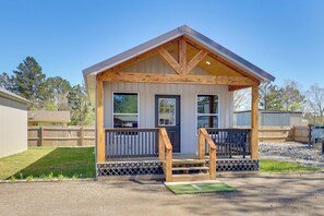 A small wooden cabin with a porch, a door, and windows. - 3 Mi to Boat Ramp! Tiny Cabin Near Sabine River (Joaquin)