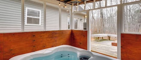 Outdoor spa tub
