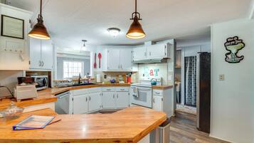 Fridge, microwave, stovetop, dishwasher