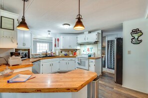 Fridge, microwave, stovetop, dishwasher - Private Beach & Dock: Lake Hartwell Family Getaway (Lavonia)