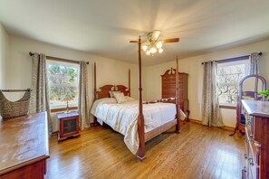 3 bedrooms, desk, Internet, bed sheets - Sunroom & Spacious Yard: Home Near Louisville! (Jeffersontown)