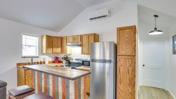 Coffee/tea maker, fridge, microwave, stovetop