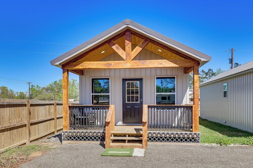 3 Mi to Sabine River! Modern Cabin Retreat
