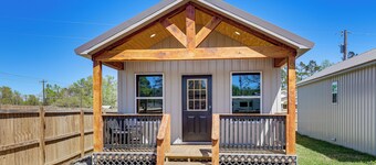 3 Mi to Sabine River! Modern Cabin Retreat