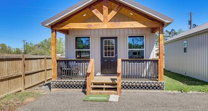 3 Mi to Sabine River! Modern Cabin Retreat