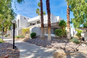 Property grounds - 5 Mi to Dtwn! Extended-Stay Palm Springs Condo (Palm Springs)