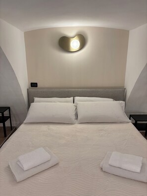 1 dormitorio, tabla de planchar con plancha, wifi y ropa de cama