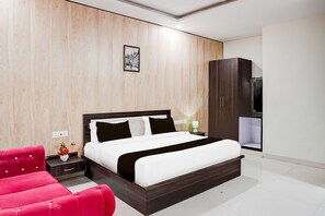 1 quarto, escrivaninha, roupa de cama