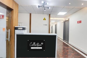 Lobby - Super Collection O Quila Road (Lucknow)