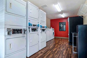 Interior - 1 Queen Bed | Non-Smoking, Kitchen (Huntsville AL)