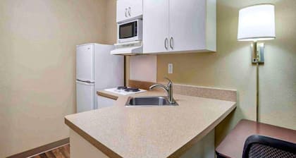 1 Queen Bed | Mobil Access Tub Nsmk Kitchen