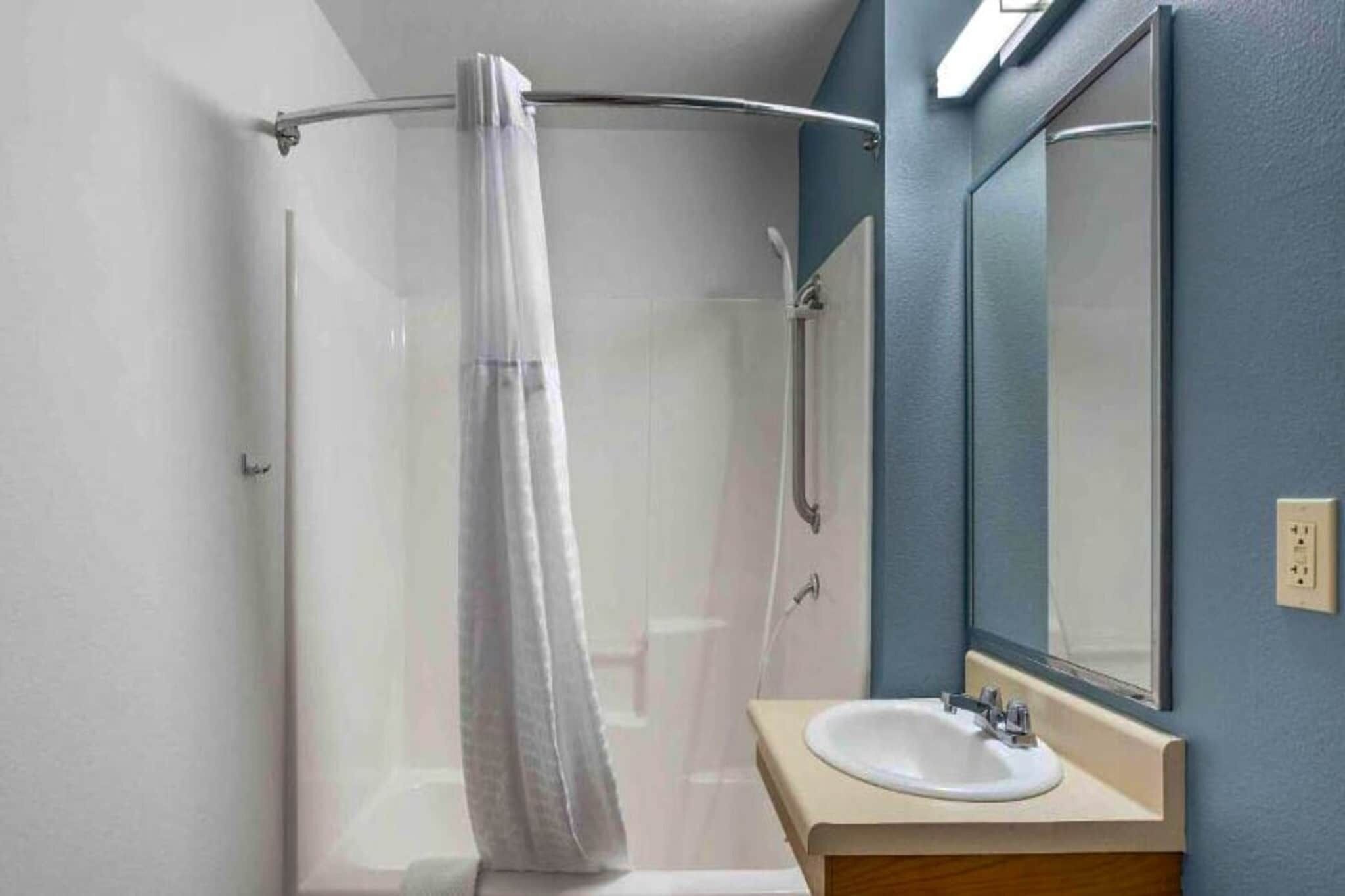 Een douche, handdoeken