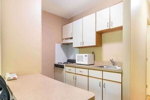 Kühlschrank, Mikrowelle, Herdplatte, Toaster