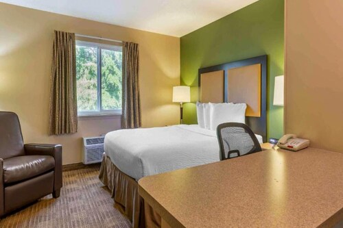 1 Queen Bed | Mob Acc Tub Ste Nsmk Sb Micfri
