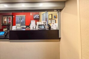 Lobby - 1 Queen Bed | Mob Acc Tub Ste Nsmk Sb Micfri (Greenville SC)