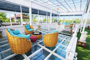 Vila família, sacada, vista para a piscina | Área da propriedade