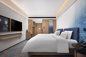 Desk, laptop workspace, soundproofing, iron/ironing board - Hampton by Hilton Guangzhou Xintang Railway Station (Guangzhou)