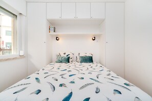 Tabla de planchar con plancha, cuna de viaje, wifi y ropa de cama 