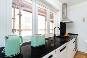 Fridge, microwave, oven, stovetop - Family Apartment in Costa da Caparica (Costa da Caparica)