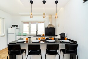 Fridge, microwave, oven, stovetop - Family Apartment in Costa da Caparica (Costa da Caparica)