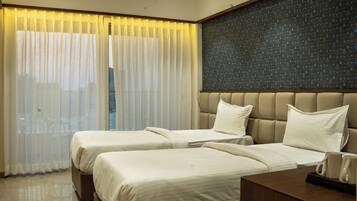 Executive Studio Suite, 1 King Bed, City View | Desk, laptop workspace, iron/ironing board, free WiFi