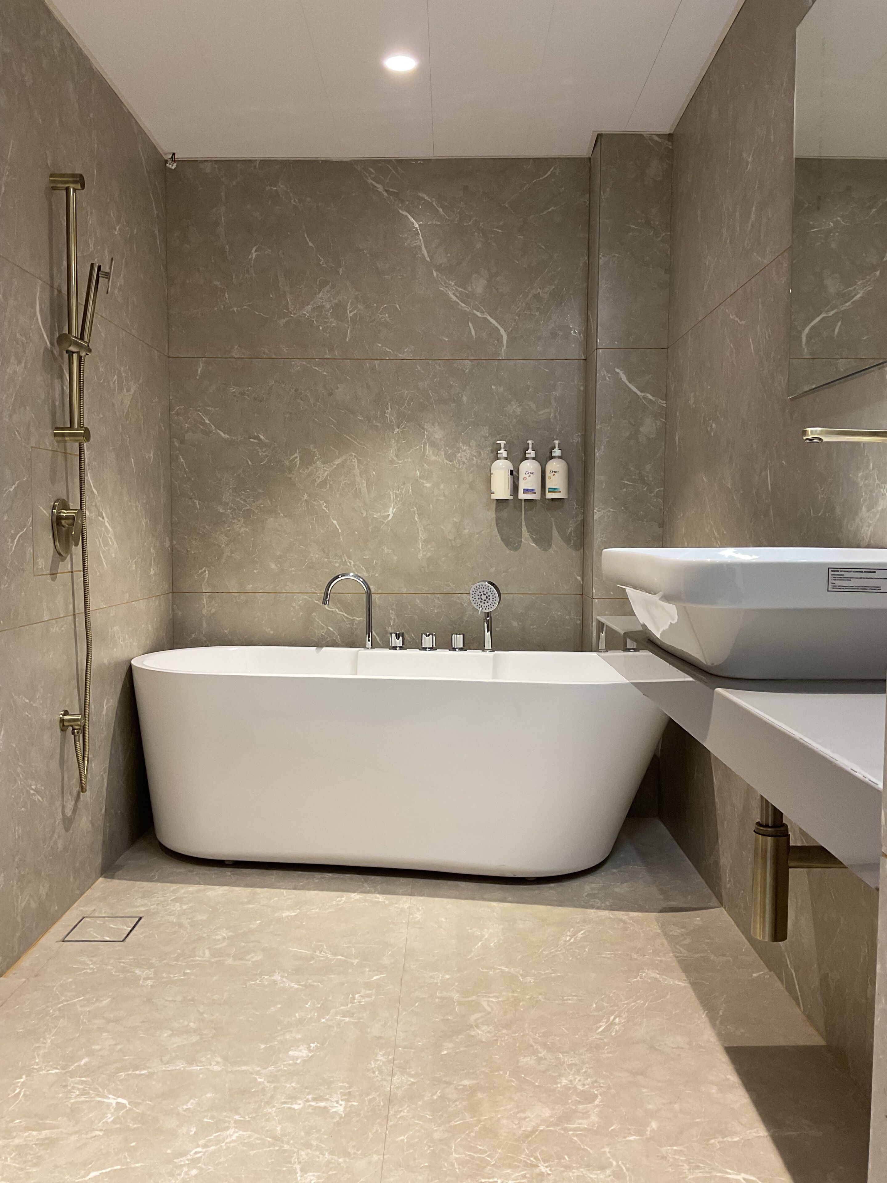 Executive Room, 1 King Bed, City View | Bathroom | Shower, free toiletries, hair dryer, towels